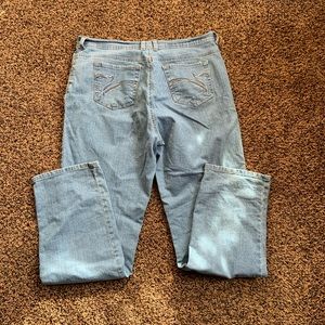 Gloria Vanderbilt stones on pockets jeans.